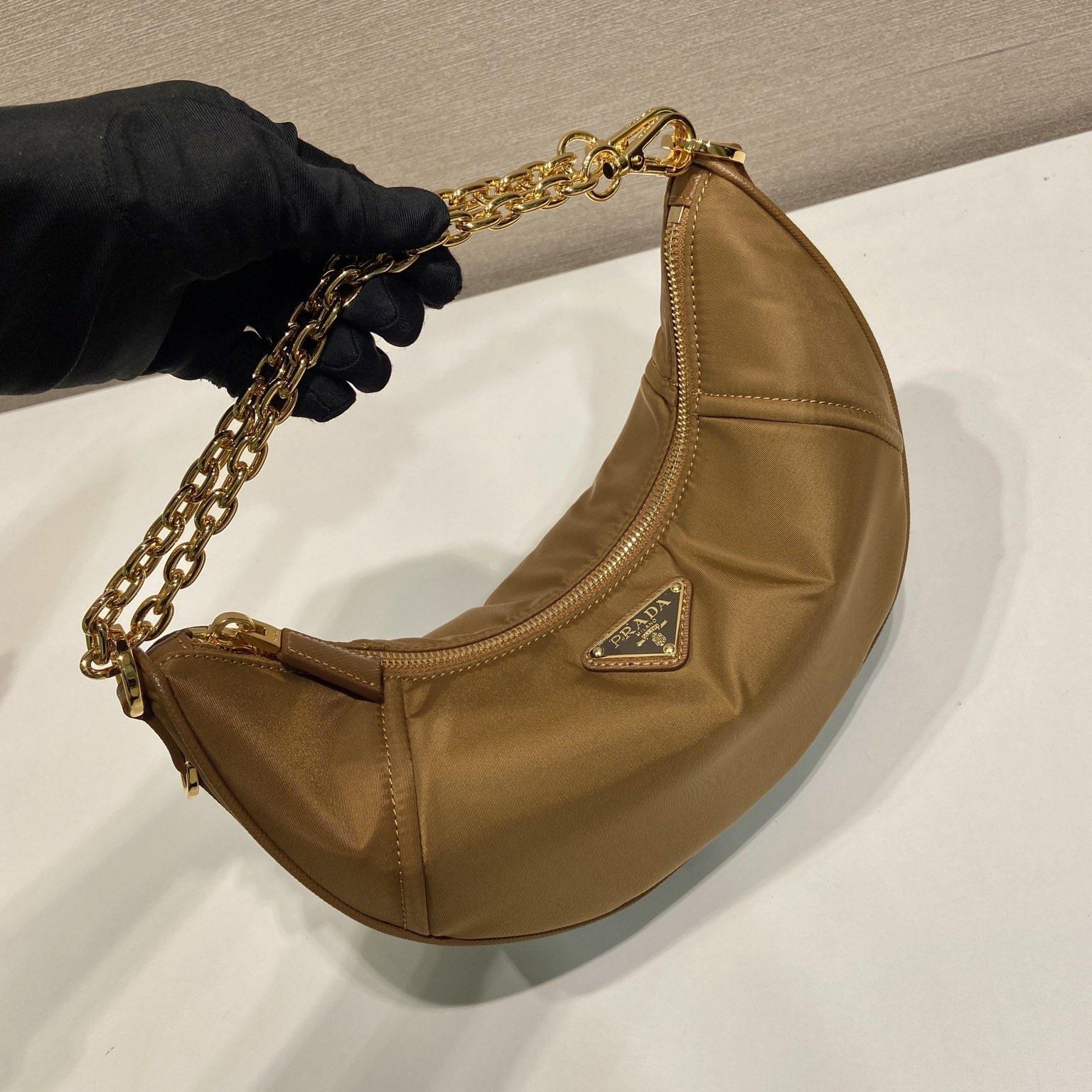 高仿Prada*RE-Nylon系列1BH222單肩半月包棕色免檢版