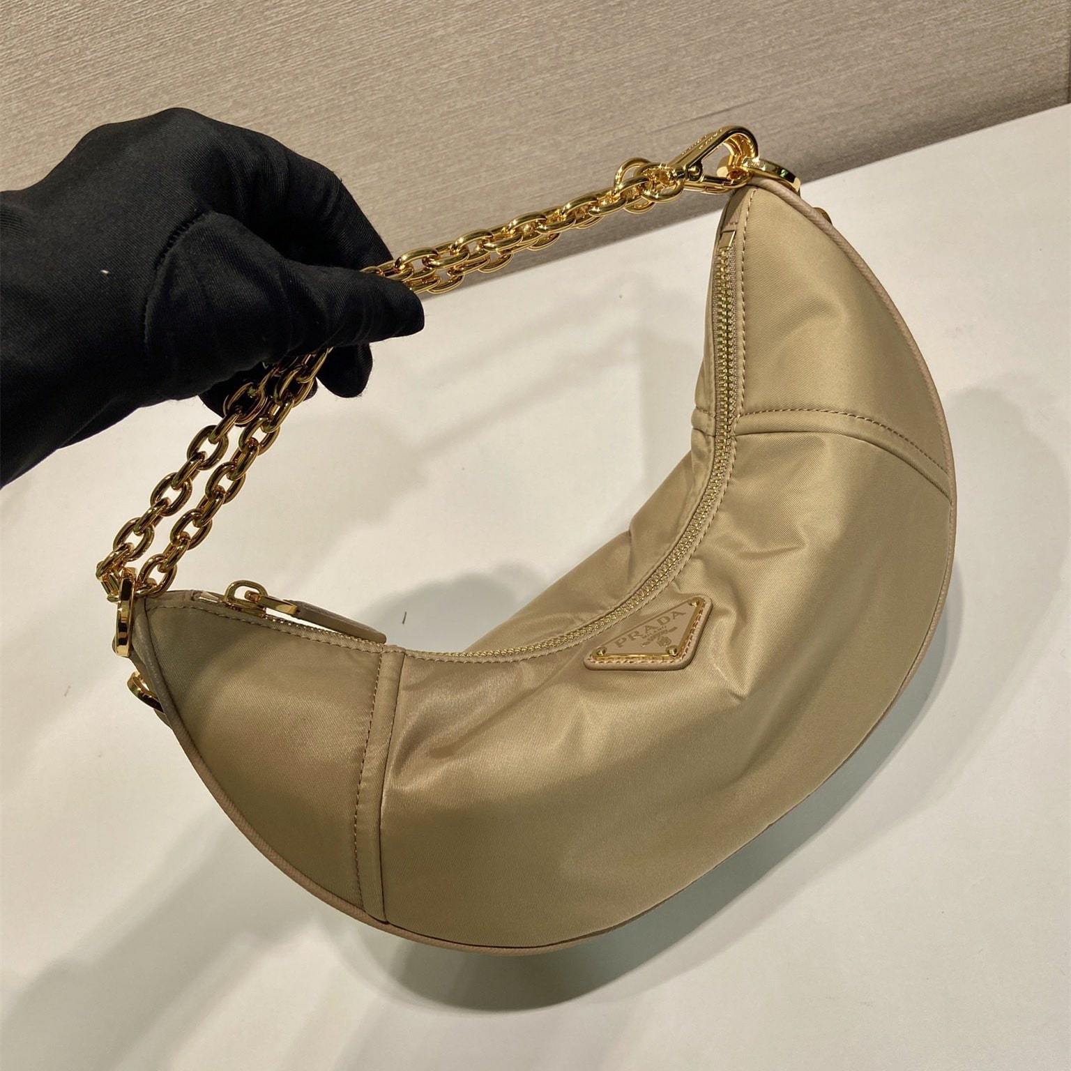 高仿Prada*RE-Nylon系列1BH222單肩半月包駝色免檢版