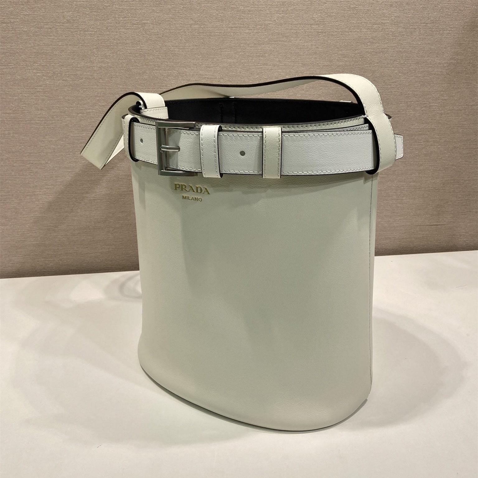 高仿Prada*Buckle系列1BE085小牛皮水桶包白色免檢版