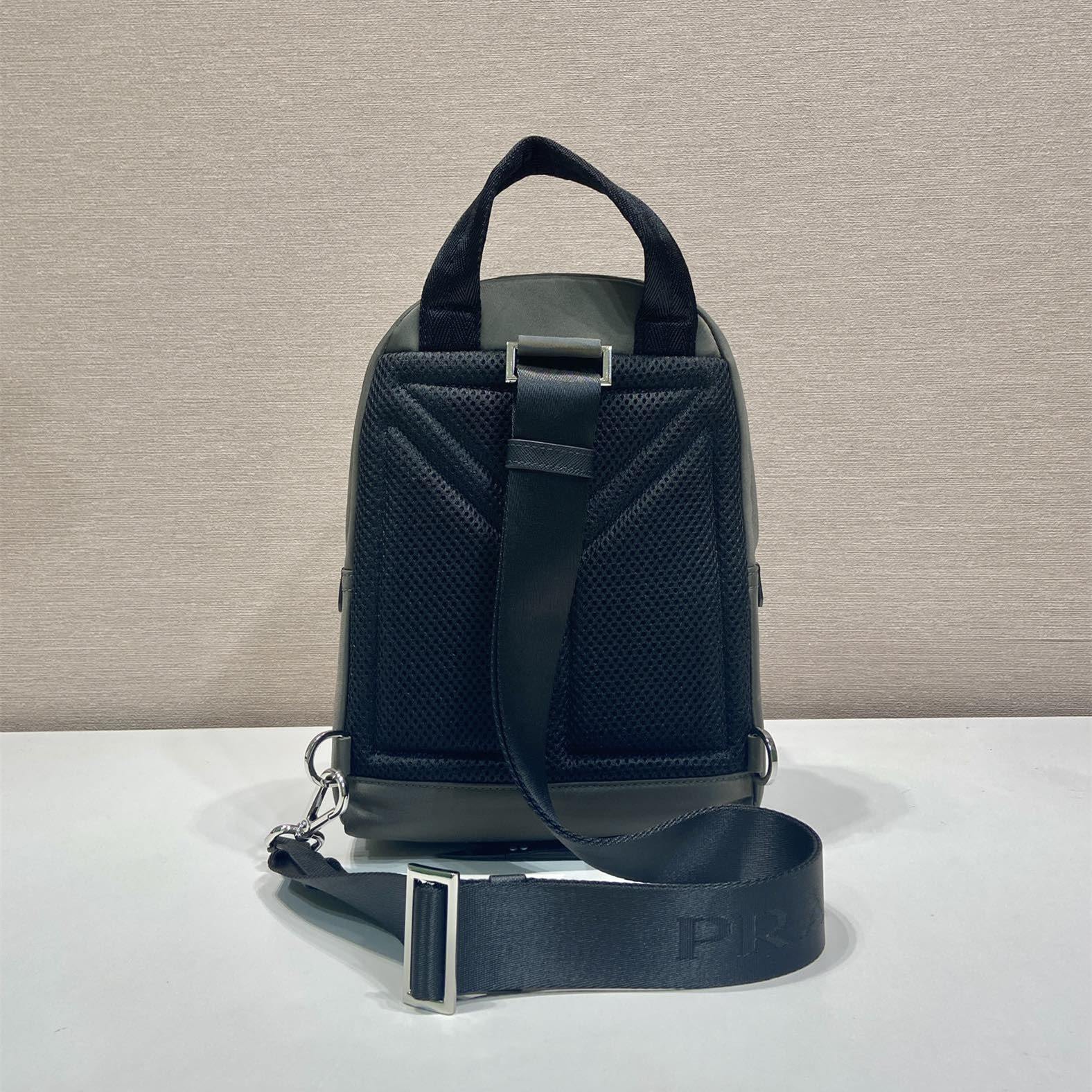 高仿Prada*RE-Nylon系列2VZ116尼龍男士胸包黑灰色免檢版