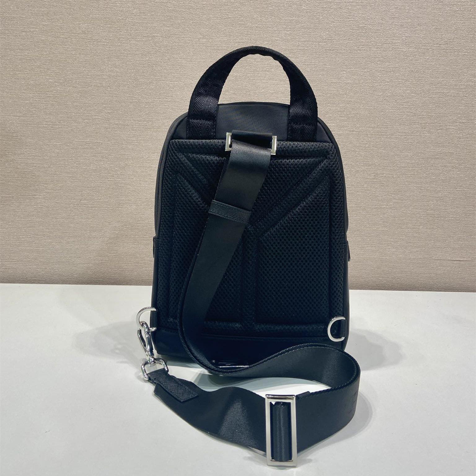高仿Prada*RE-Nylon系列2VZ116尼龍男士胸包黑色免檢版