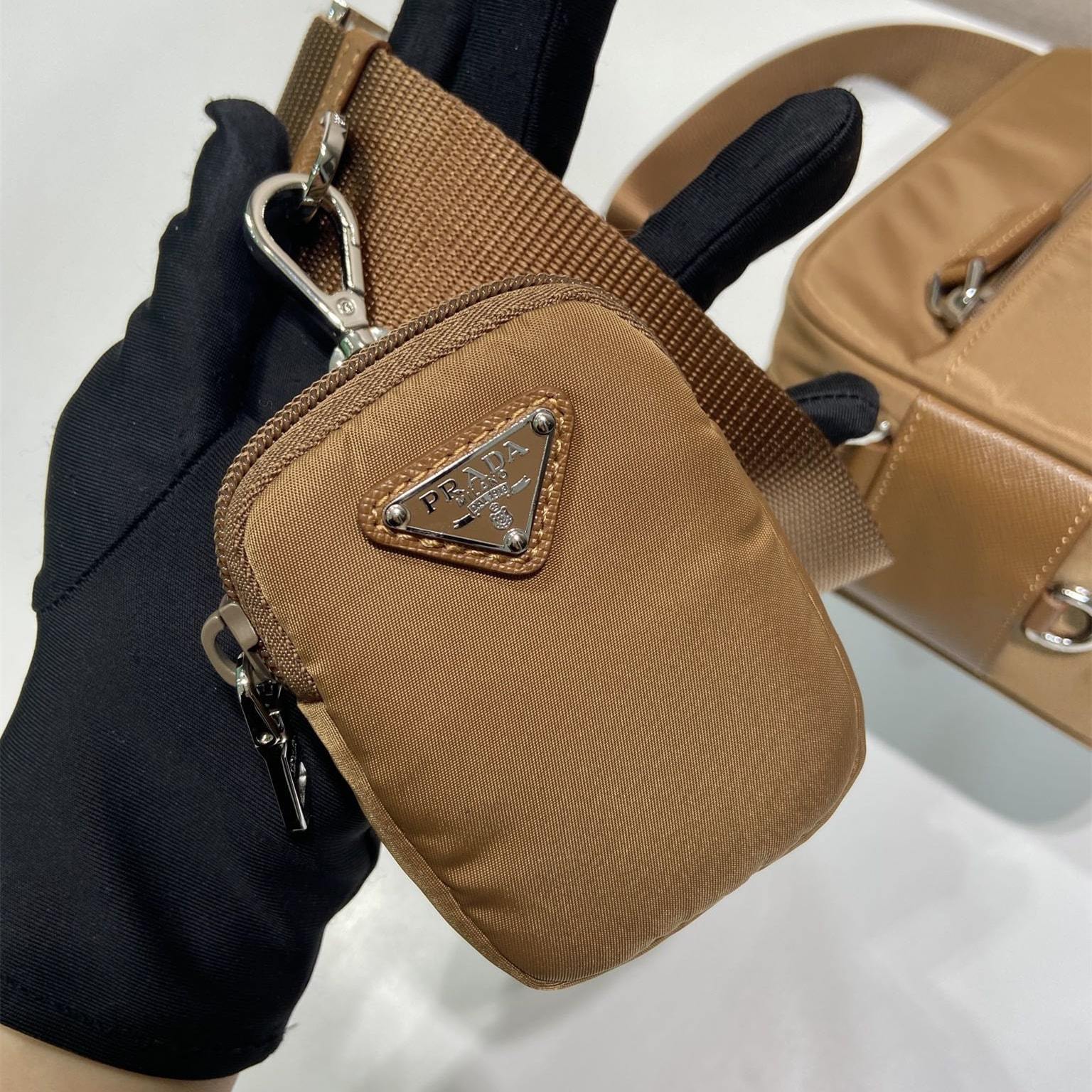 高仿Prada*RE-Nylon系列1BC167郵差包棕色免檢版
