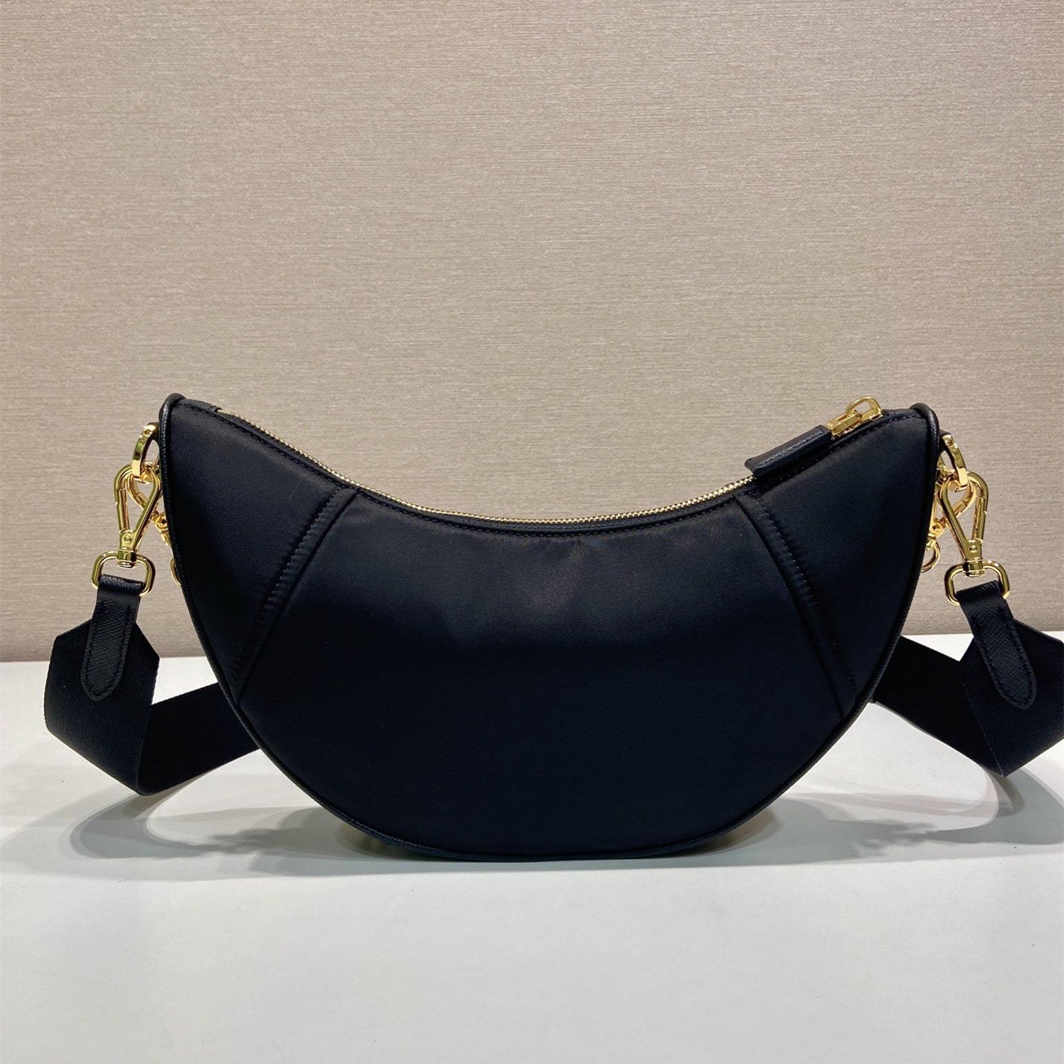 高仿Prada*RE-Nylon系列1BH222單肩半月包黑色免檢版