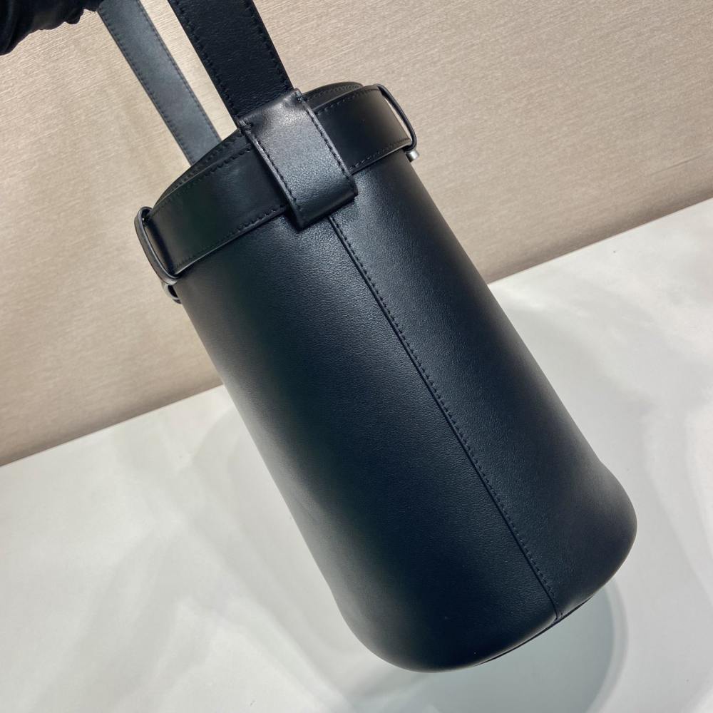 高仿Prada*Buckle系列1BE085小牛皮水桶包黑色免檢版