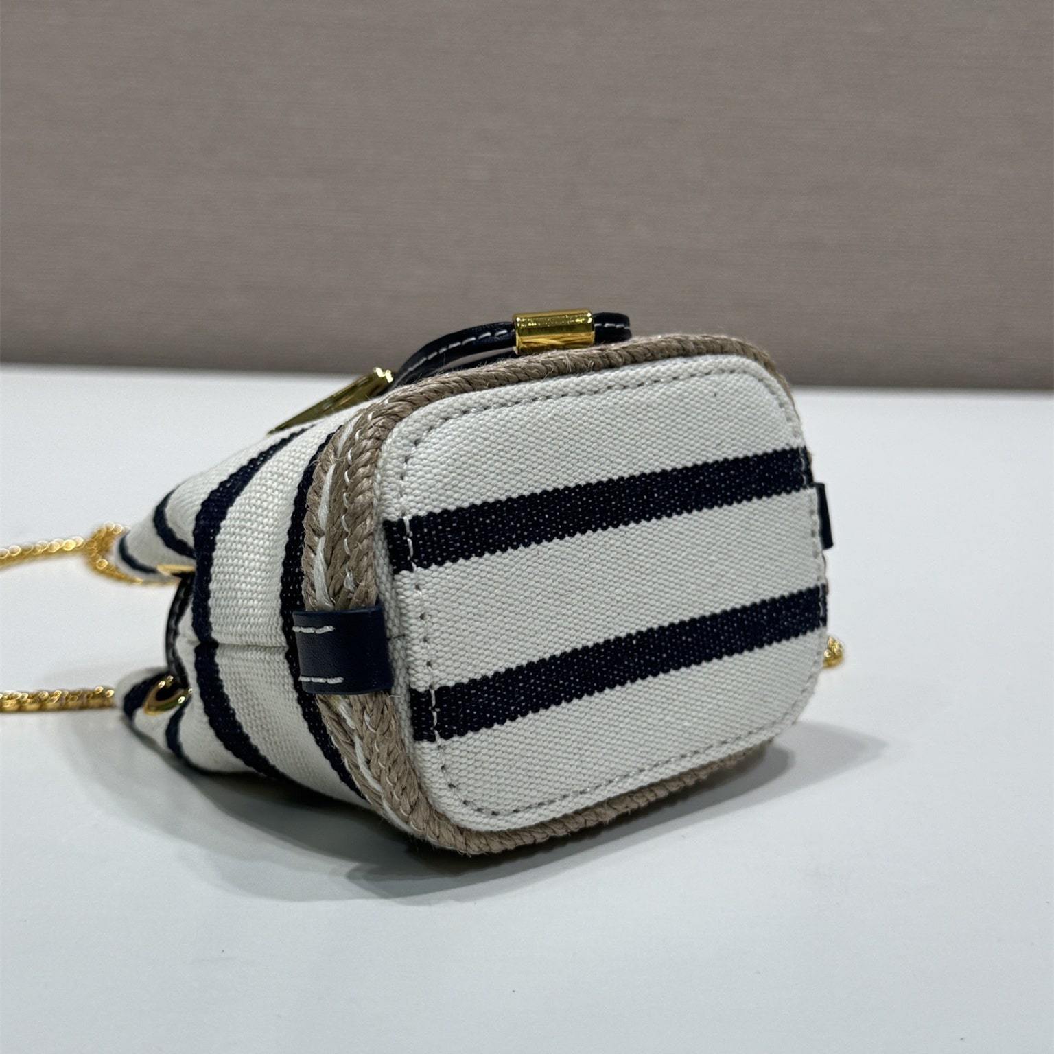 高仿Prada*Mariner系列1NR16H水桶包藍黑Mini免檢版