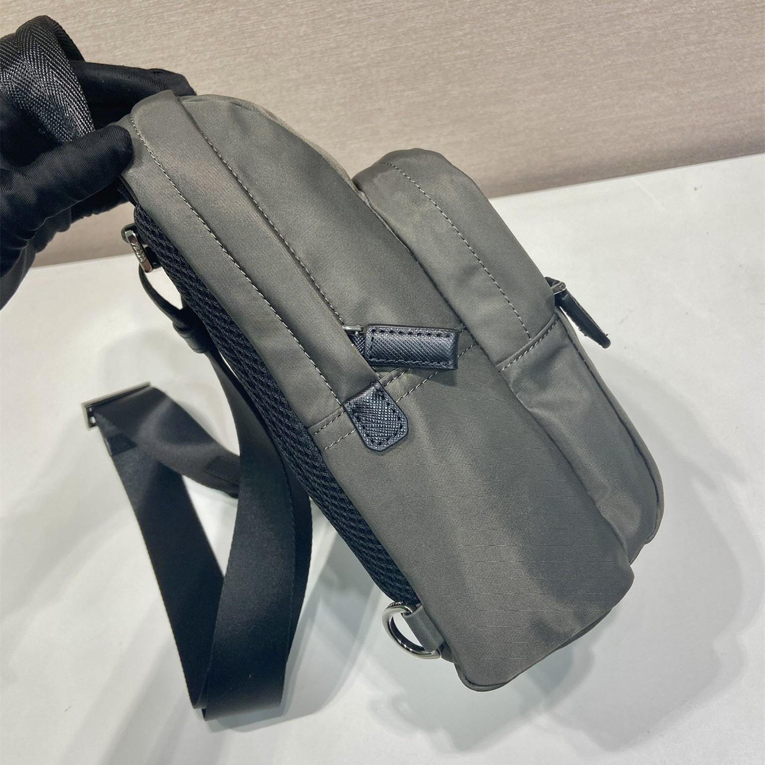 高仿Prada*RE-Nylon系列2VZ116尼龍男士胸包黑灰色免檢版