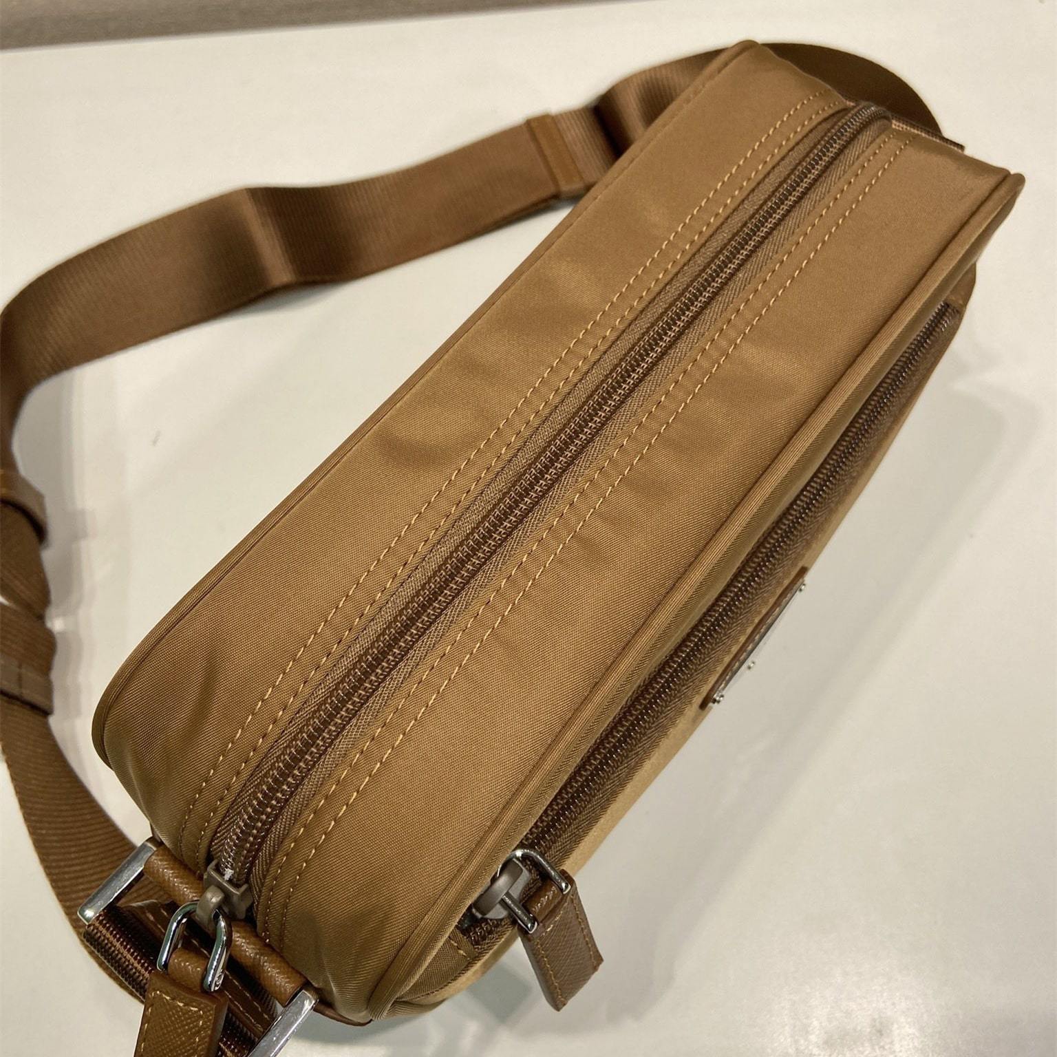 高仿Prada*RE-Nylon系列1BC167郵差包棕色免檢版