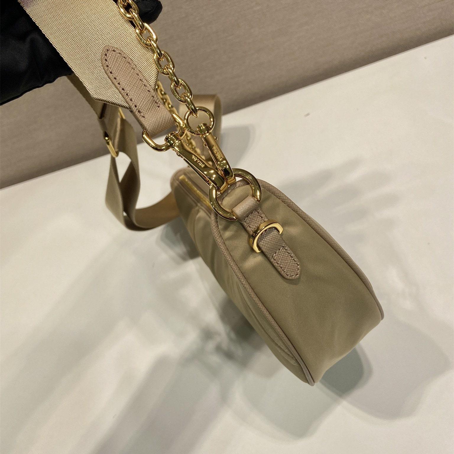 高仿Prada*RE-Nylon系列1BH222單肩半月包駝色免檢版