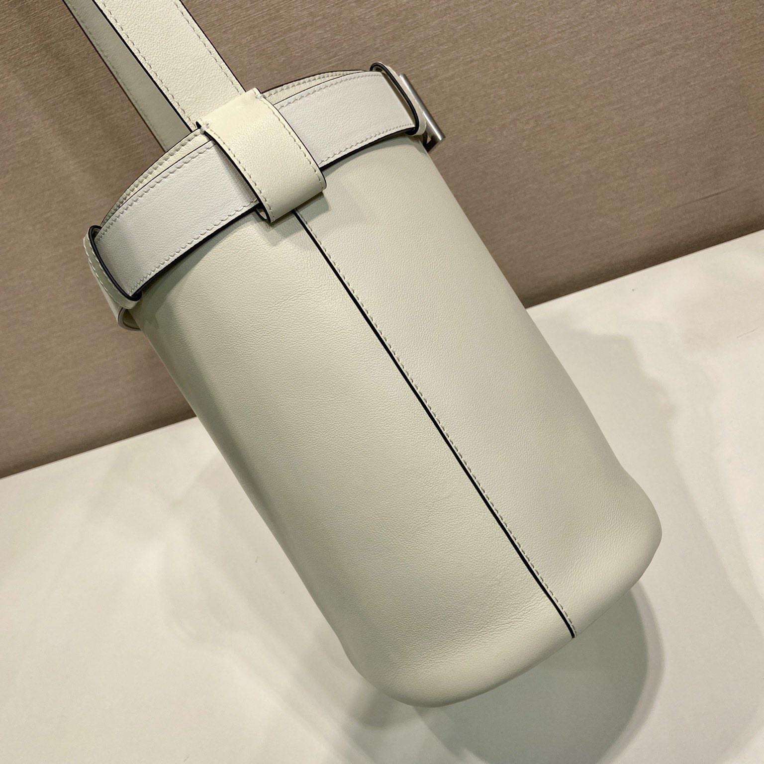 高仿Prada*Buckle系列1BE085小牛皮水桶包白色免檢版