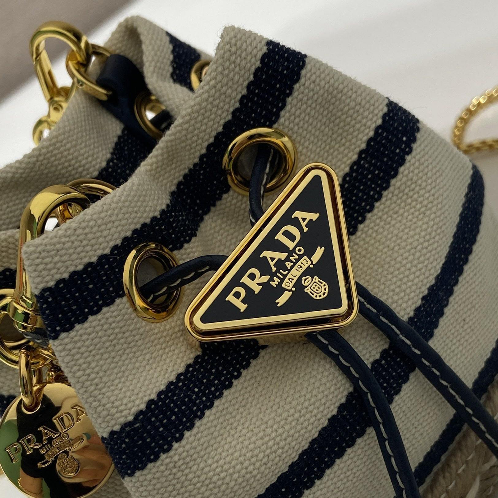 高仿Prada*Mariner系列1NR16H水桶包藍黑Mini免檢版