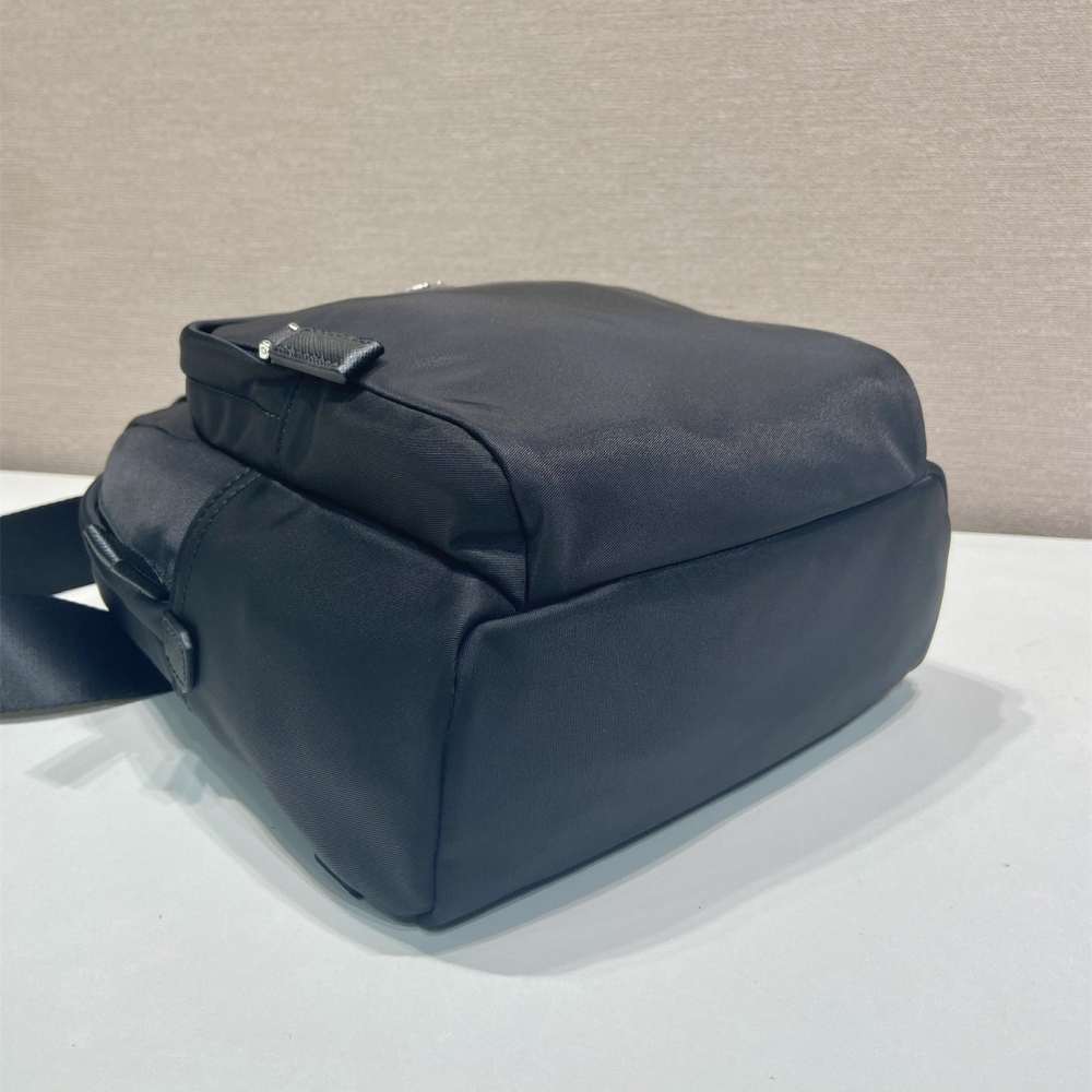 Prada RE-Nylon 2VZ116：縫線與邊角檢查