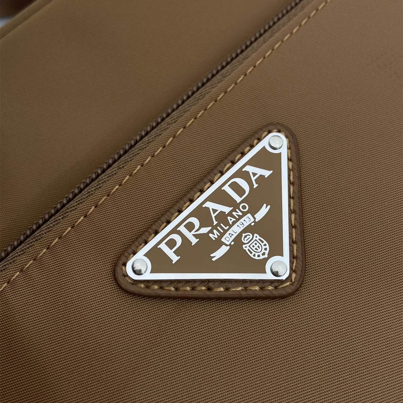 Prada RE-Nylon 1BC167 郵差包 細節工藝