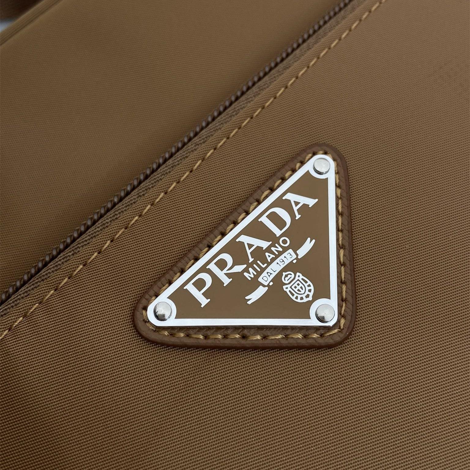 高仿Prada*RE-Nylon系列1BC167郵差包棕色免檢版