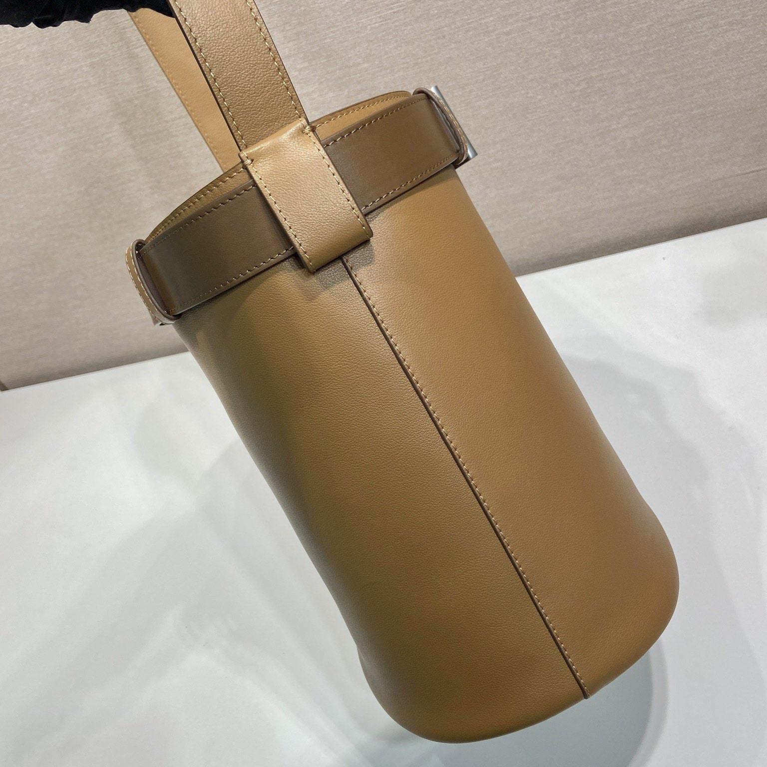 高仿Prada*1BE085小牛皮水桶包焦糖色免檢版