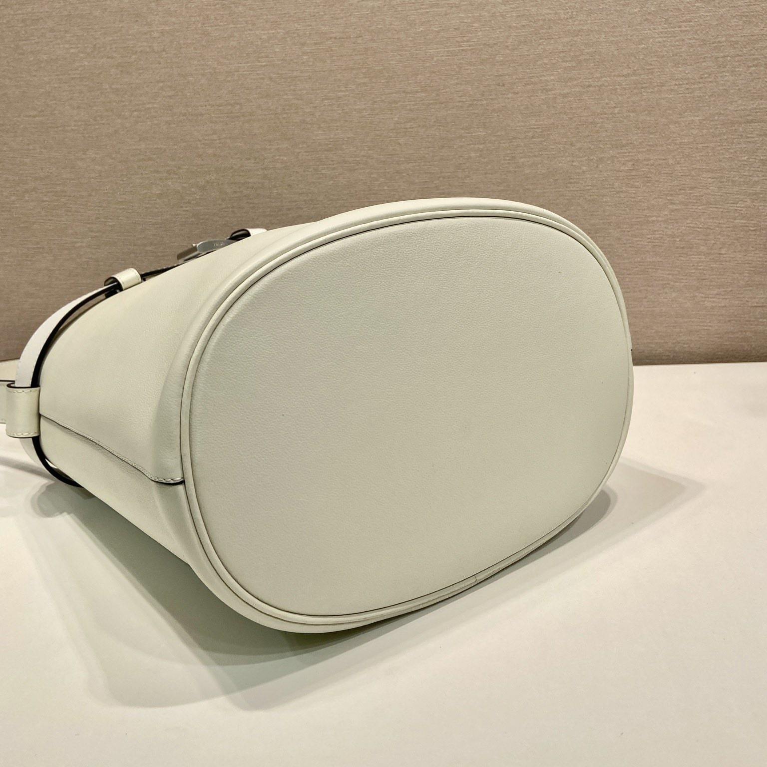 高仿Prada*Buckle系列1BE085小牛皮水桶包白色免檢版