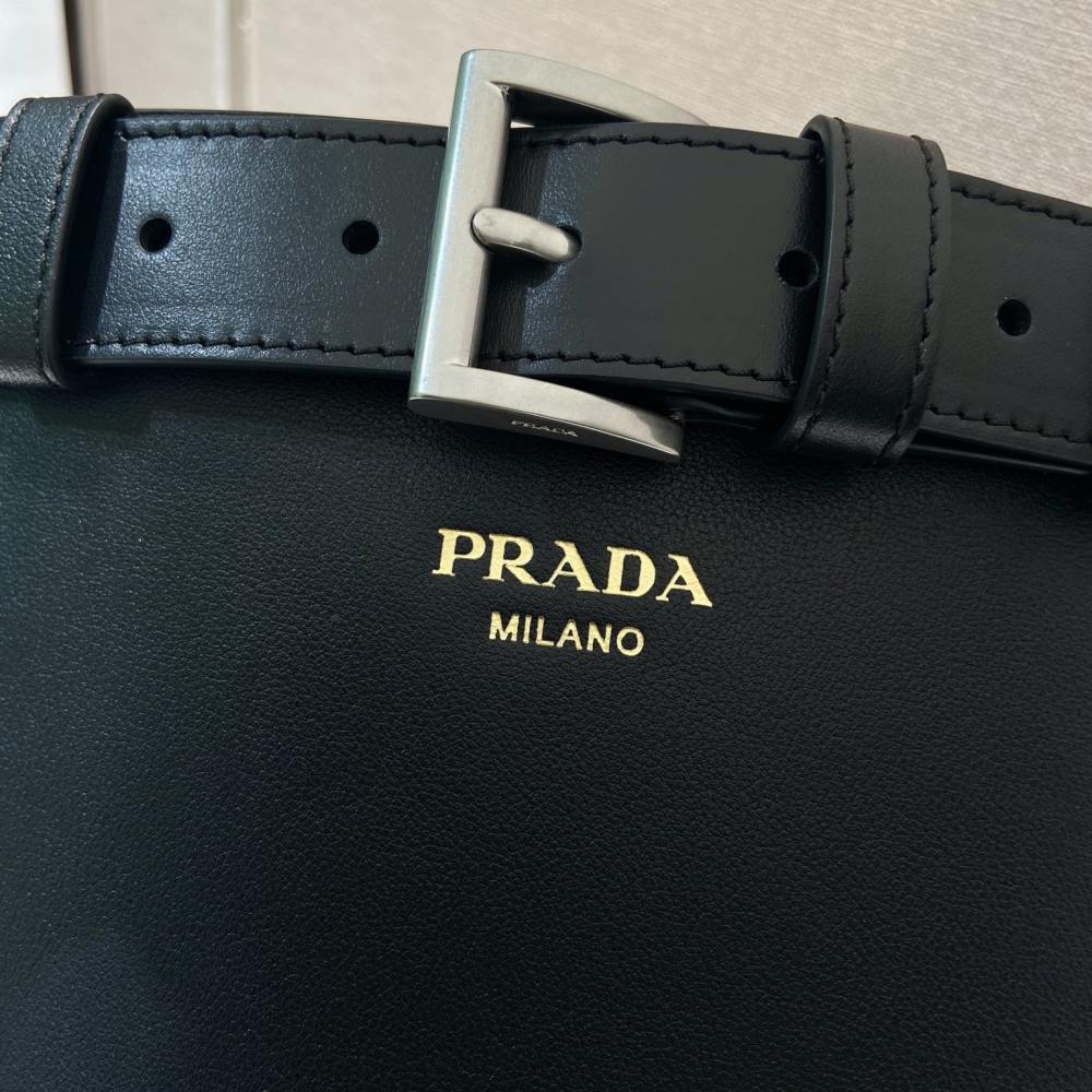 高仿Prada*Buckle系列1BE085小牛皮水桶包黑色免檢版