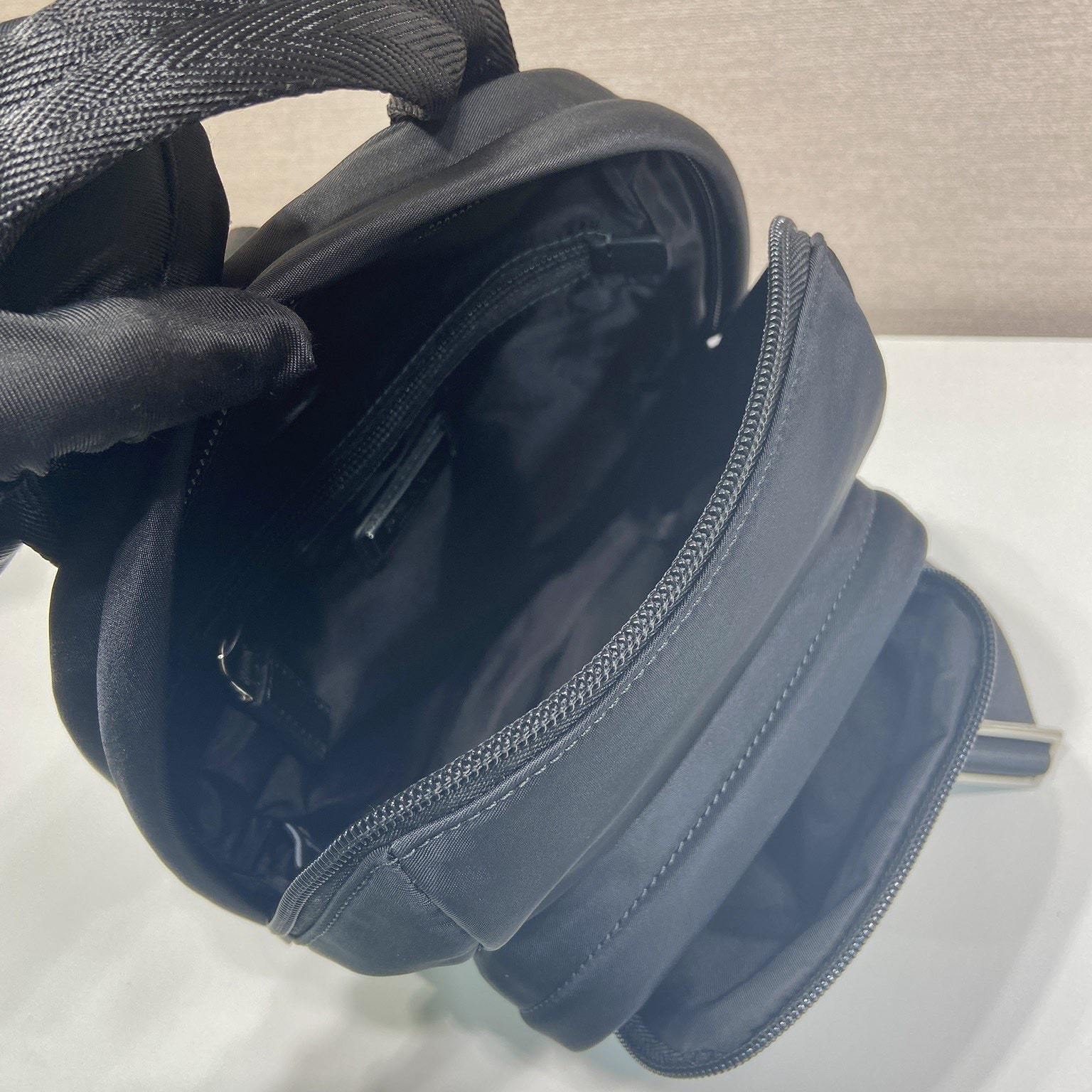 高仿Prada*RE-Nylon系列2VZ116尼龍男士胸包黑色免檢版