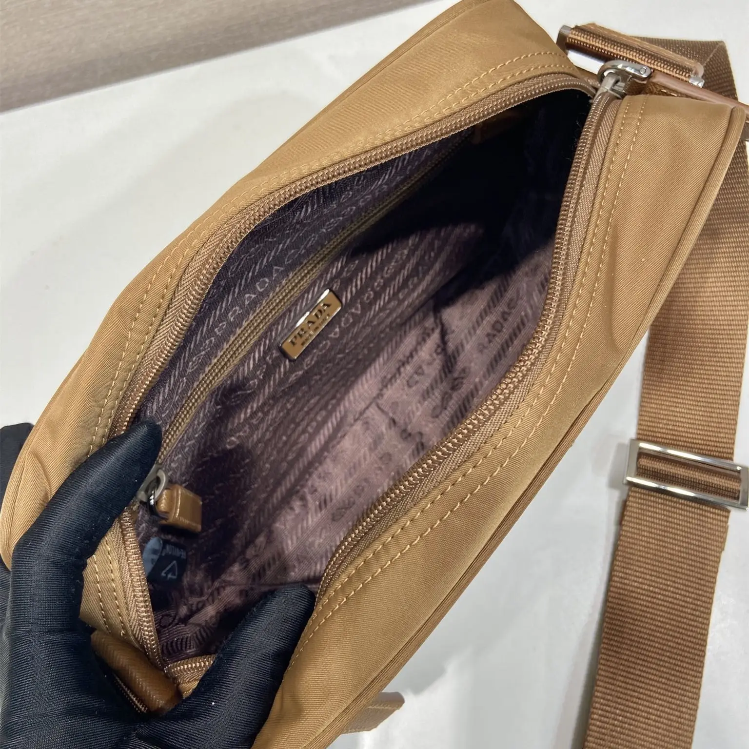 Prada RE-Nylon 1BC167 郵差包 對比角度