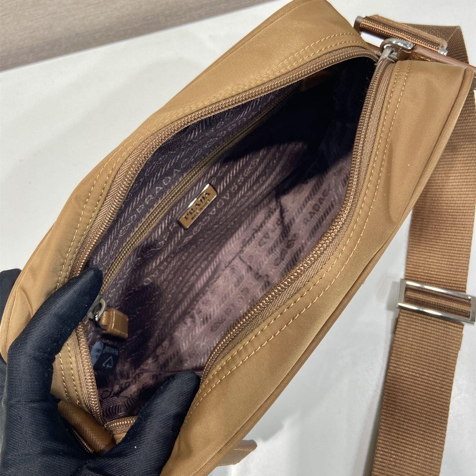 高仿Prada*RE-Nylon系列1BC167郵差包棕色免檢版