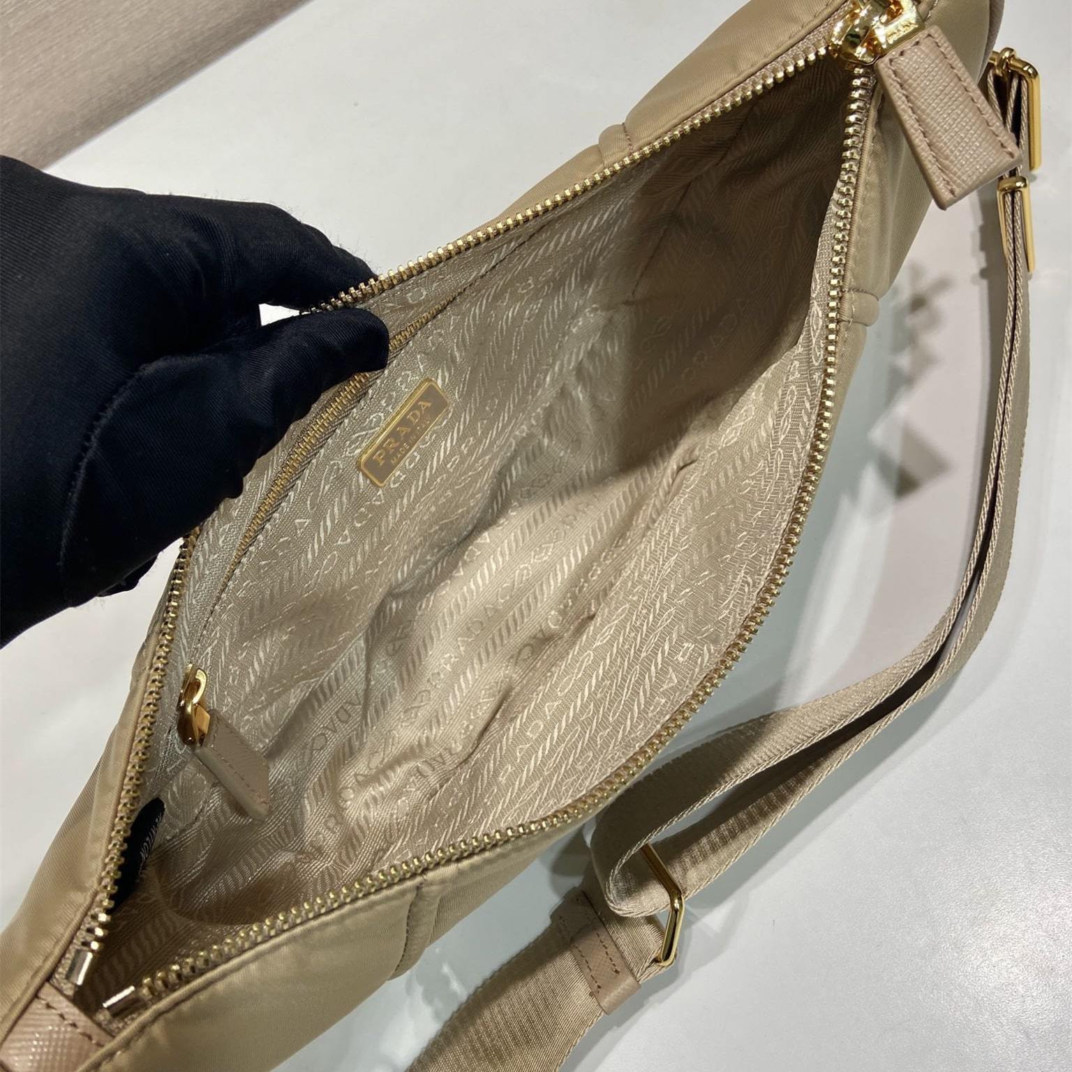 高仿Prada*RE-Nylon系列1BH222單肩半月包駝色免檢版