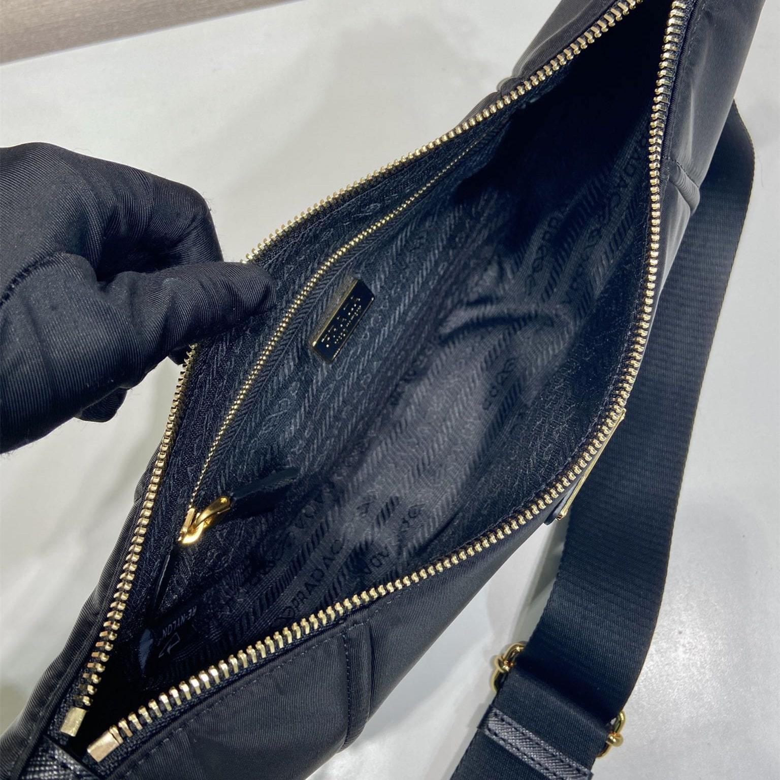高仿Prada*RE-Nylon系列1BH222單肩半月包黑色免檢版