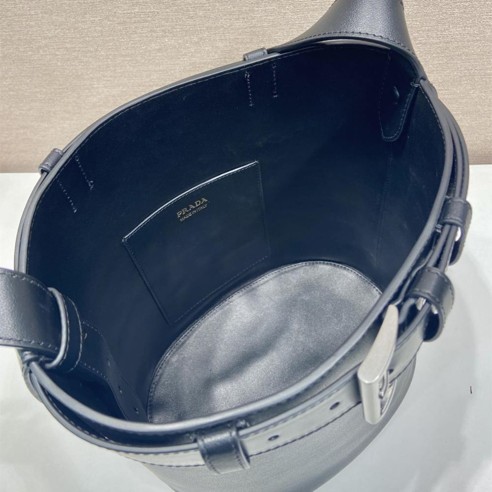 高仿Prada*Buckle系列1BE085小牛皮水桶包黑色免檢版