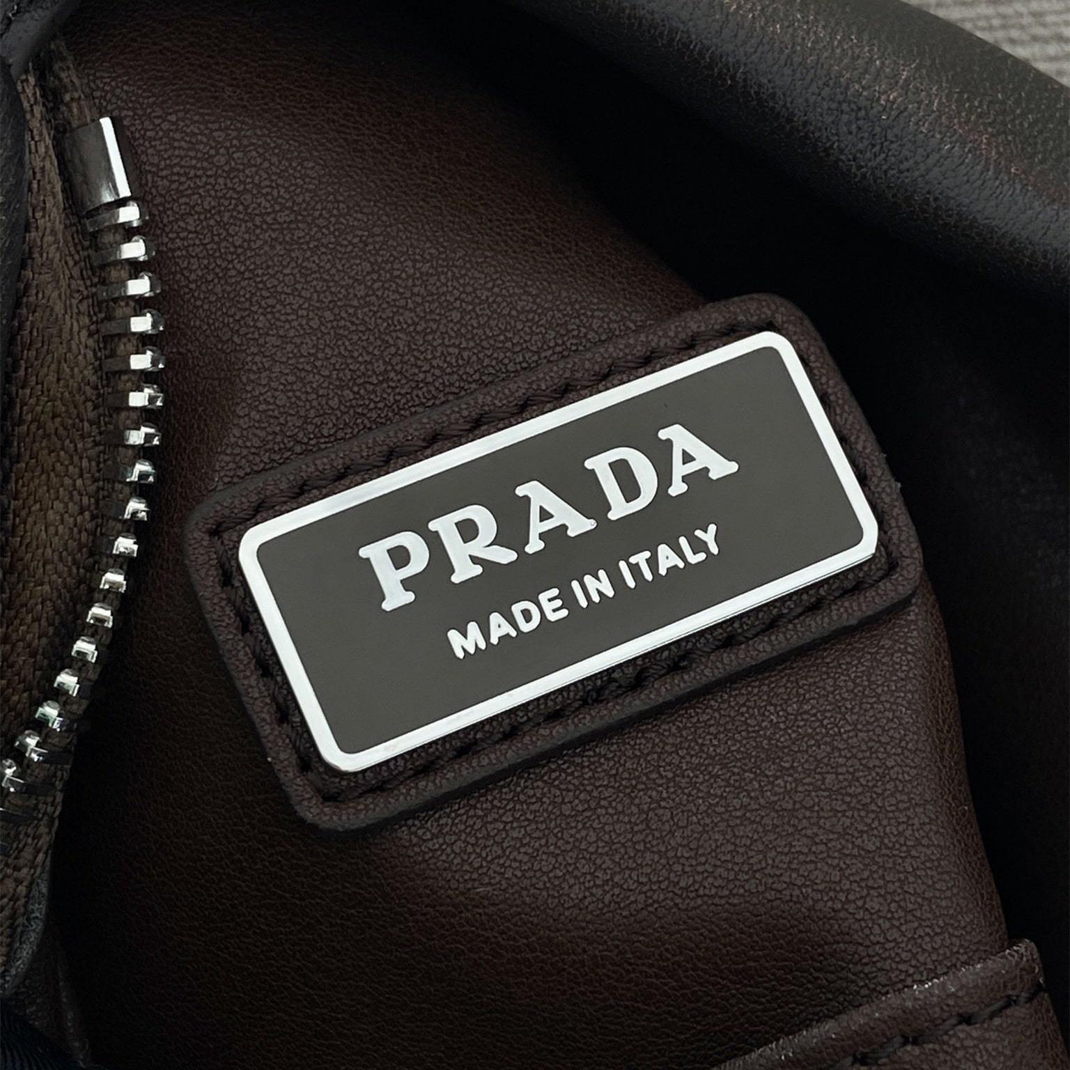 高仿Prada*2VZ114男士單肩胸包做舊皮革免檢版