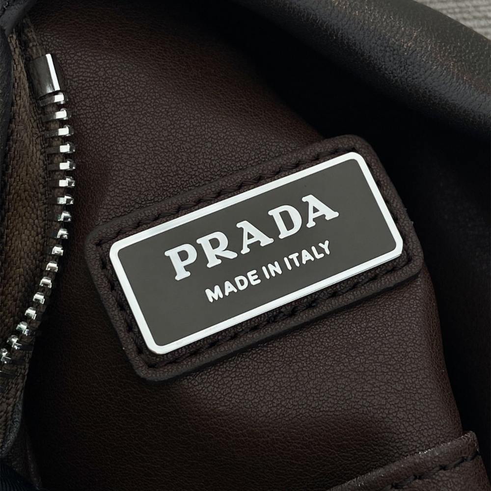 高仿Prada*2VZ114男士單肩胸包做舊皮革免檢版