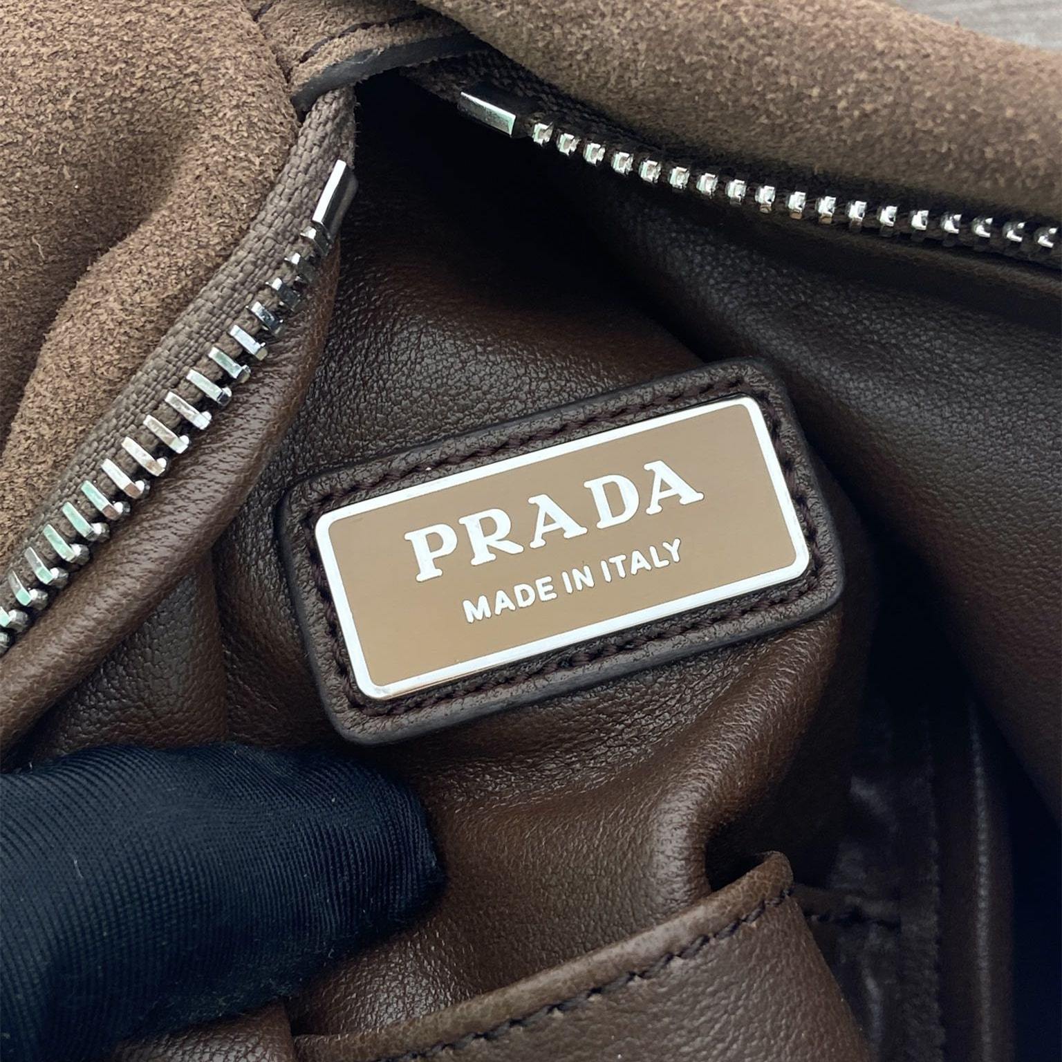 高仿Prada*2VZ114男士單肩胸包麂皮棕色免檢版