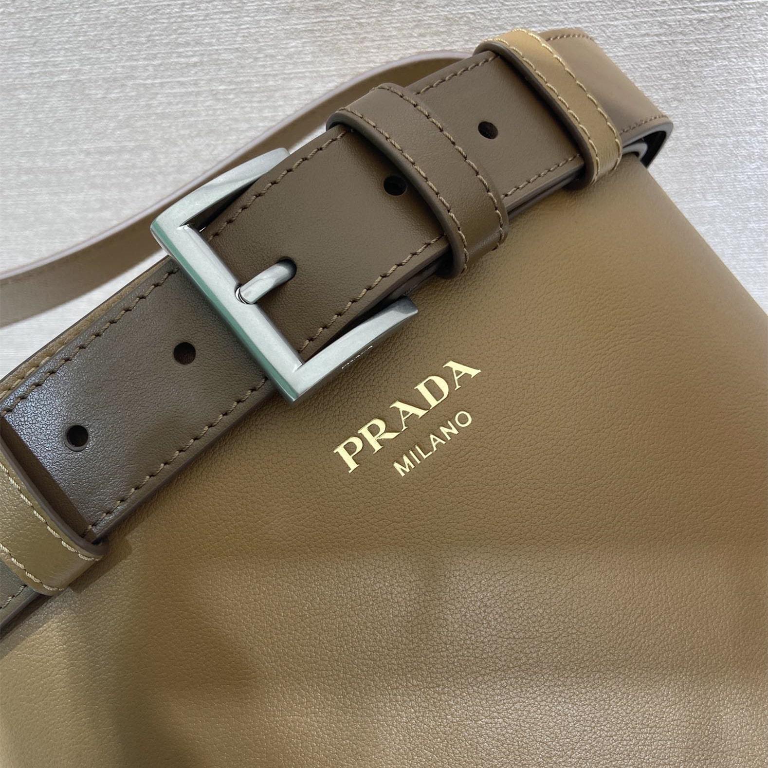 高仿Prada*1BE085小牛皮水桶包焦糖色免檢版