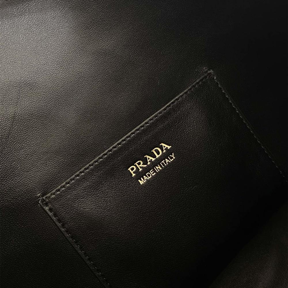 高仿Prada*Buckle系列1BE085小牛皮水桶包黑色免檢版