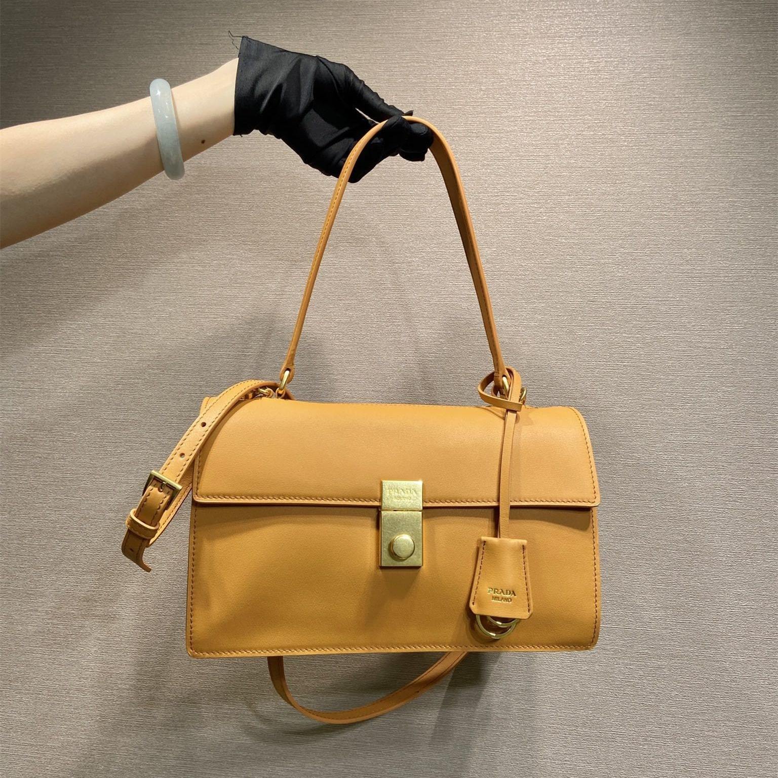 高仿Prada*SoftSound系列1BN023斜挎包琥珀色中號免檢版