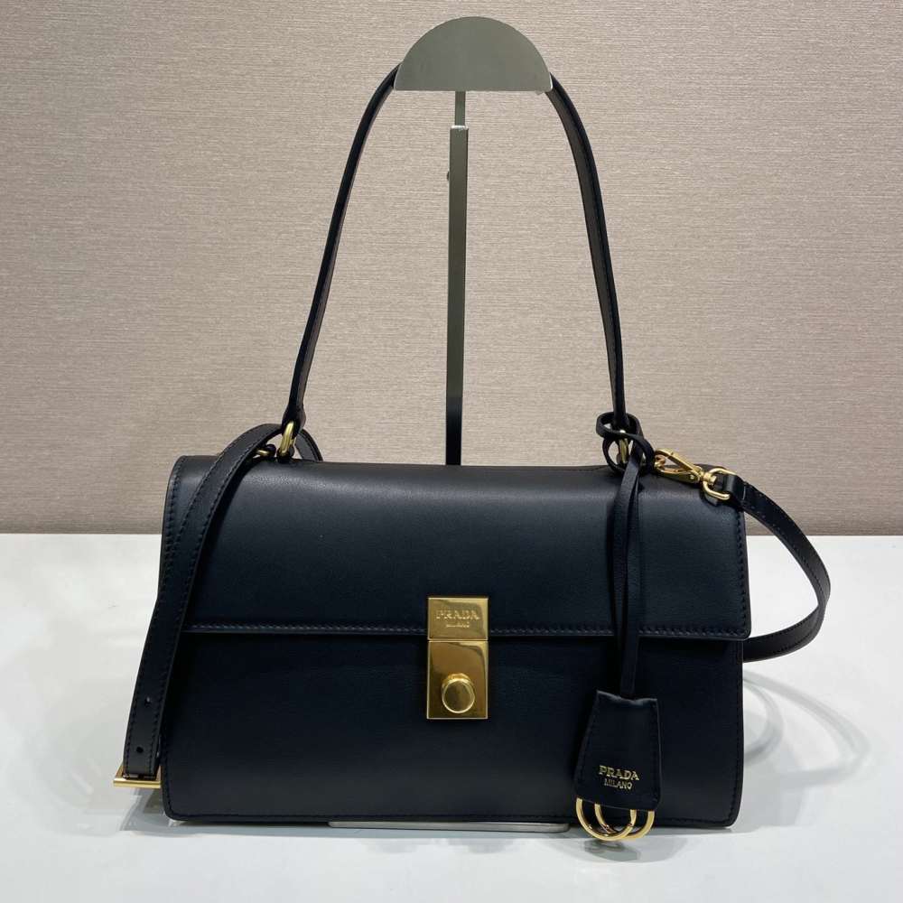 高仿 Prada SoftSound 1BN023 黑色中號：包身正面與三角標