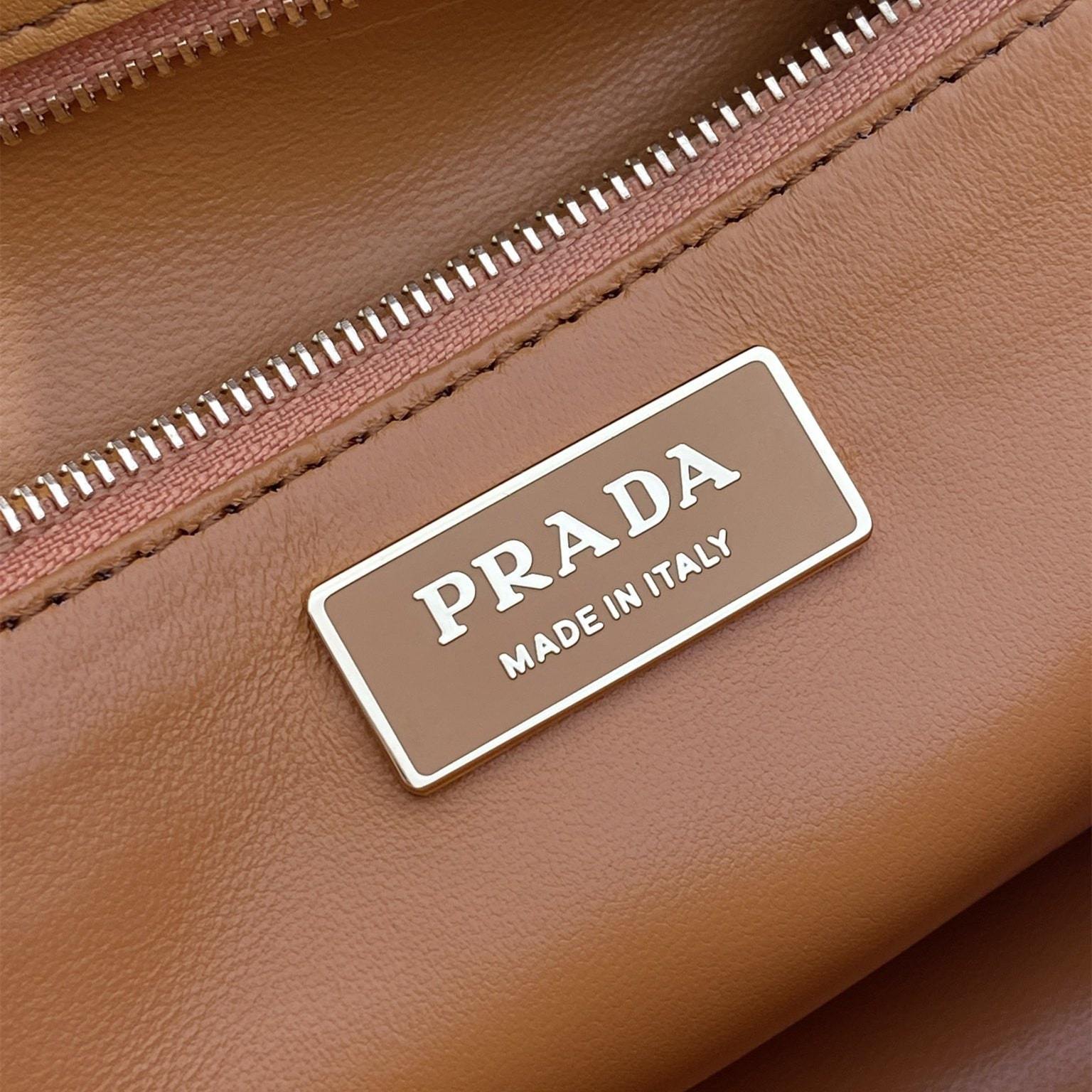 高仿Prada*SoftSound系列1BN023斜挎包琥珀色中號免檢版