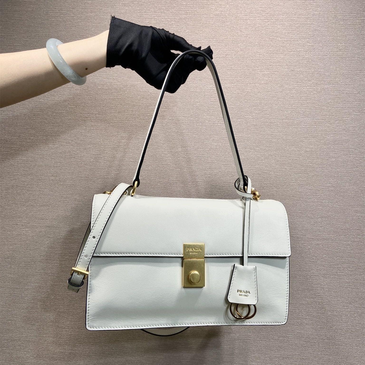 高仿Prada*SoftSound系列1BN023斜挎包白色中號免檢版