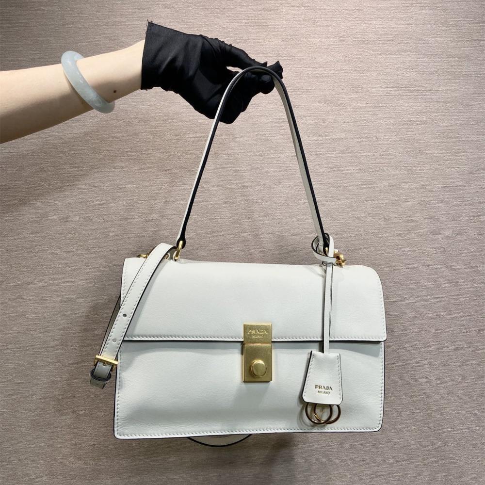 高仿Prada*SoftSound系列1BN023斜挎包白色中號免檢版