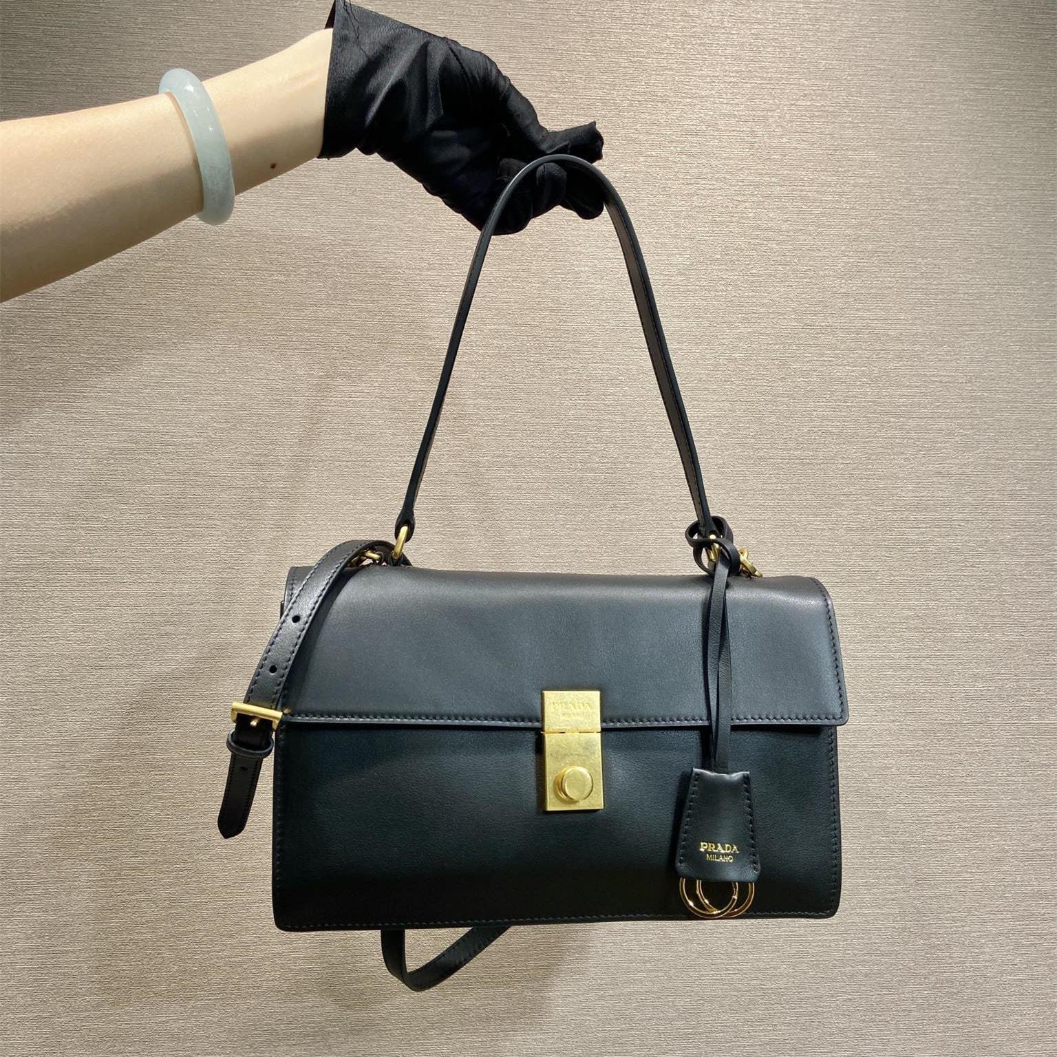 高仿Prada*SoftSound系列1BN023斜挎包黑色中號免檢版