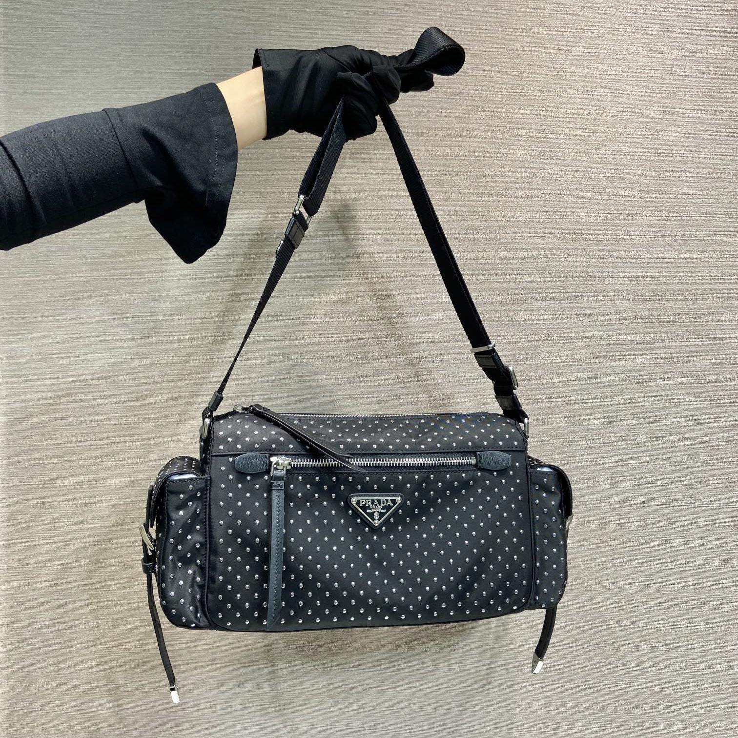 高仿Prada*RE-Nylon系列1BC236鉚釘斜挎包黑色免檢版
