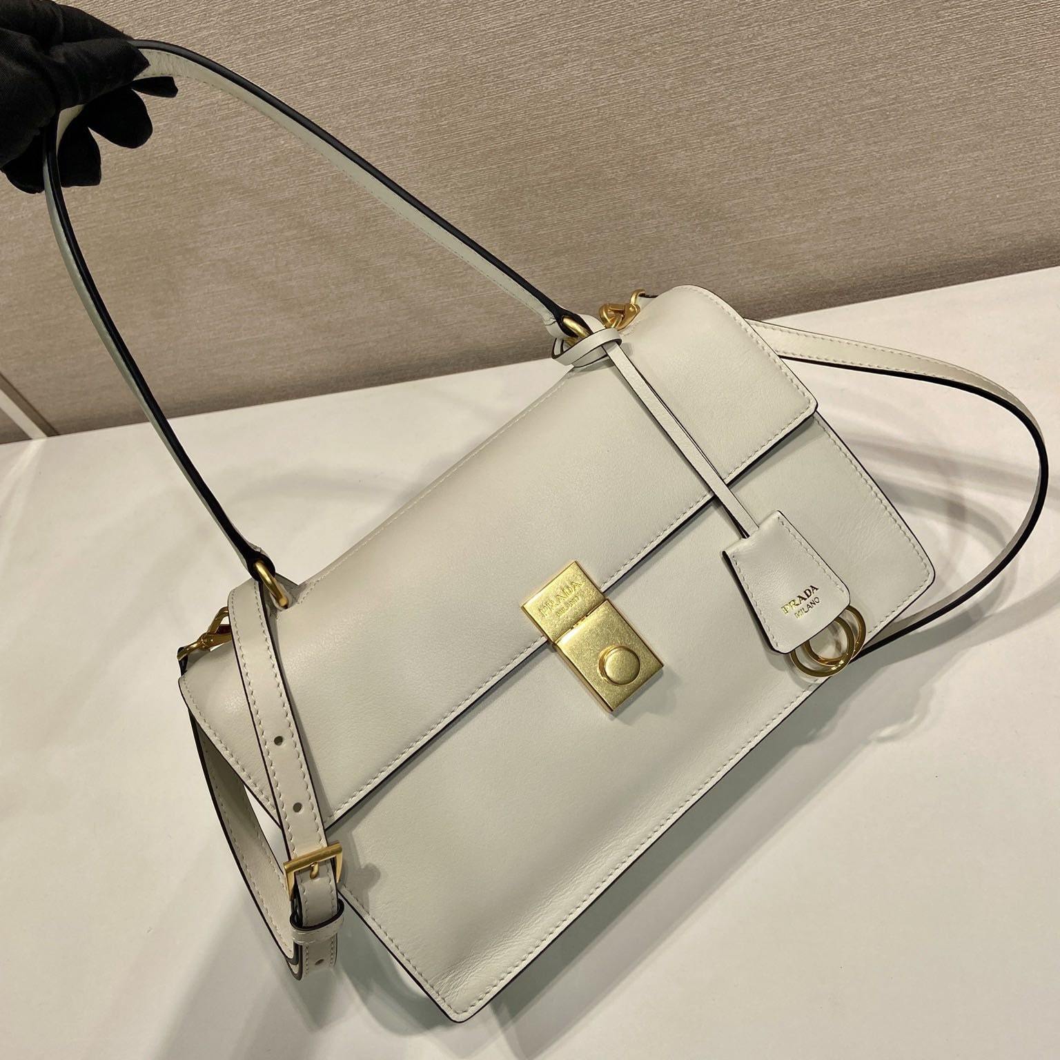 高仿Prada*SoftSound系列1BN023斜挎包白色中號免檢版