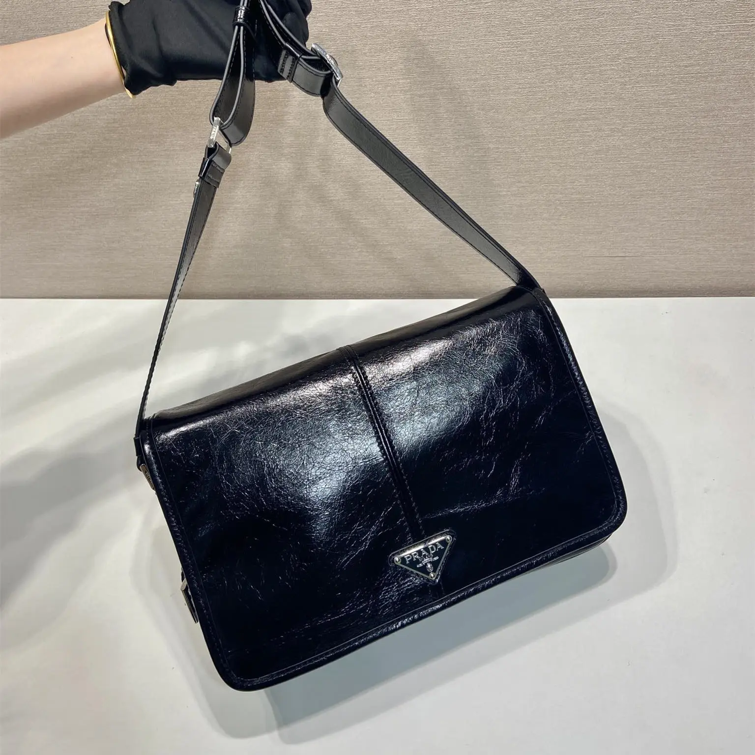 Prada 2VD073：主層與內袋配置