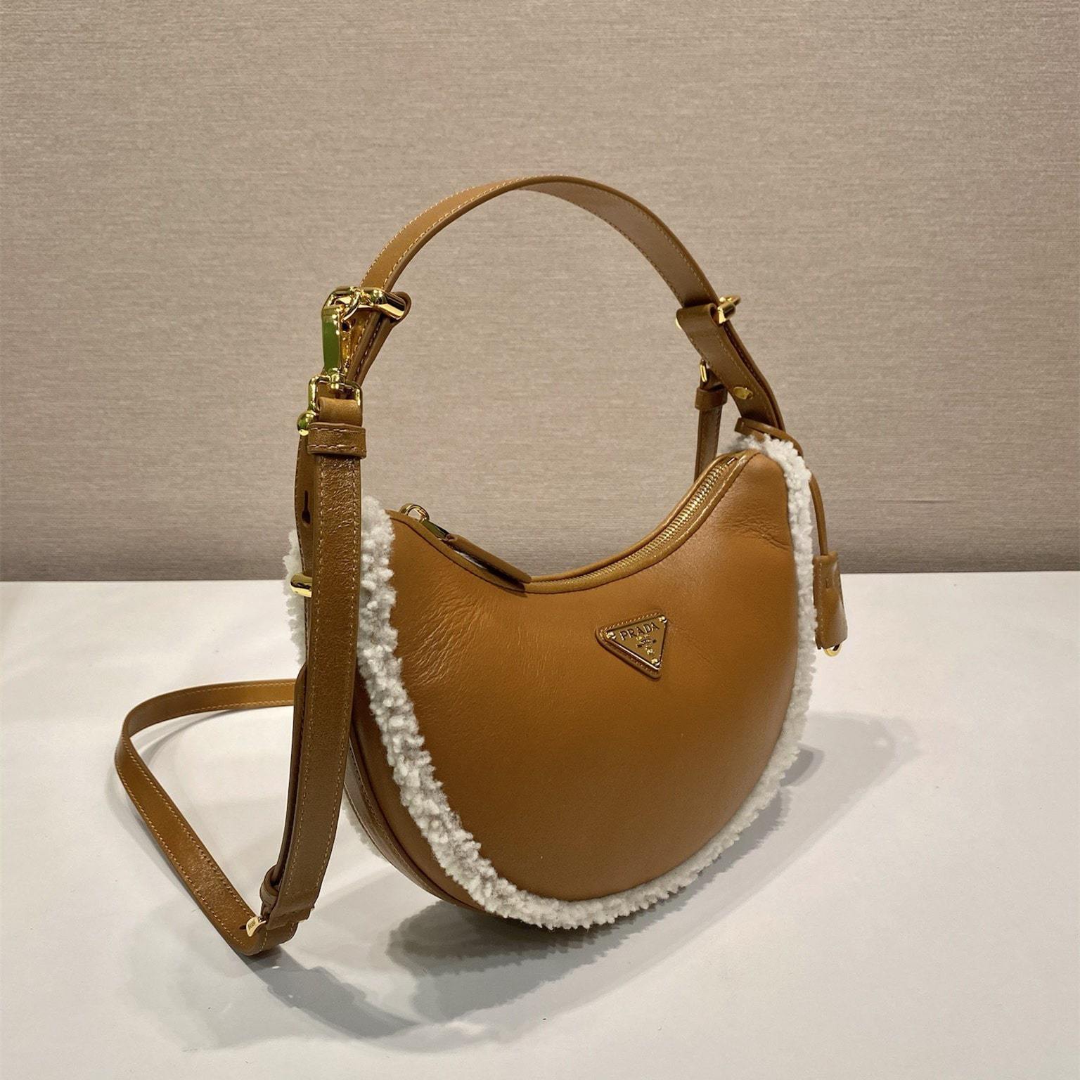高仿Prada*Moon系列1BC194小羊皮半月包干邑色免檢版