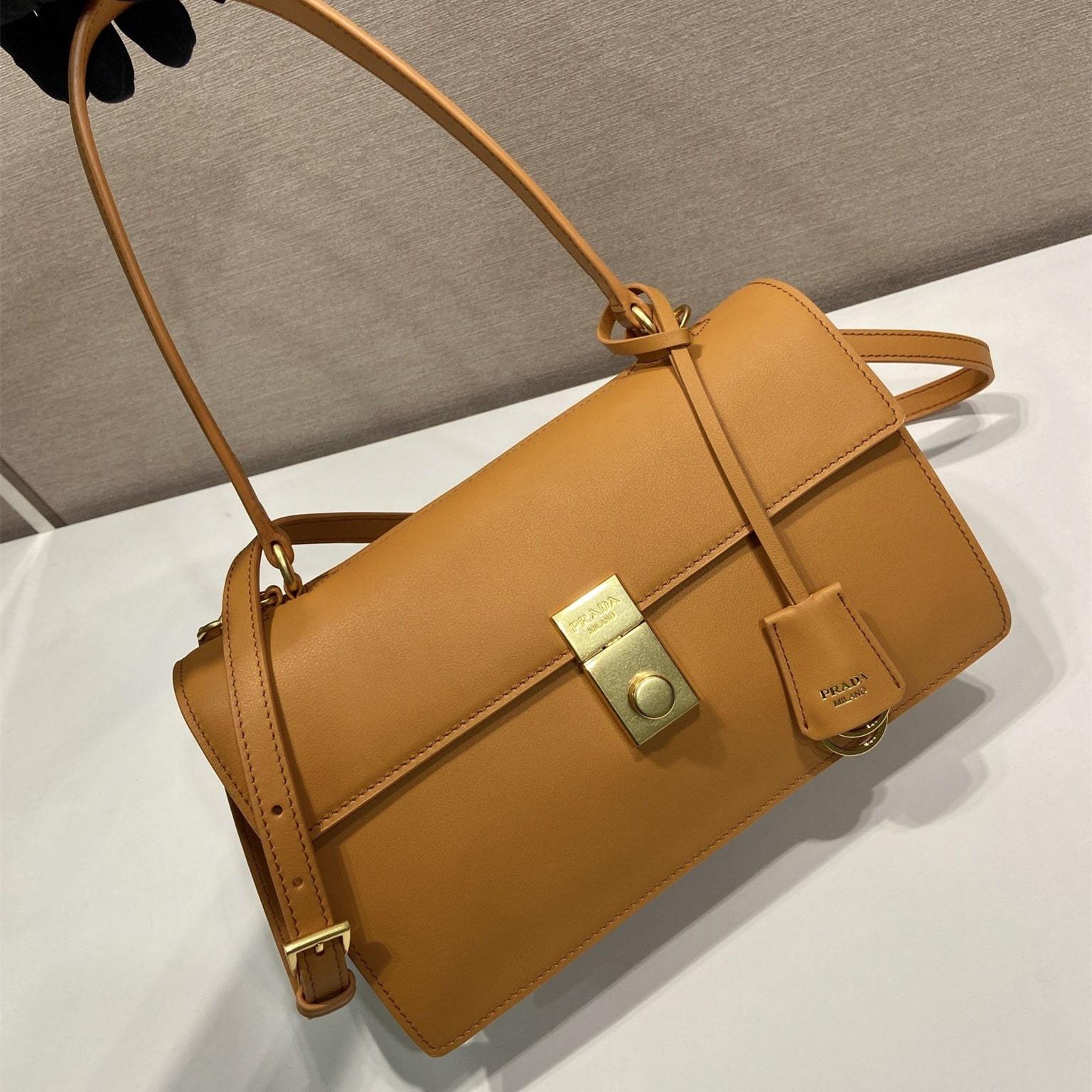 高仿Prada*SoftSound系列1BN023斜挎包琥珀色中號免檢版