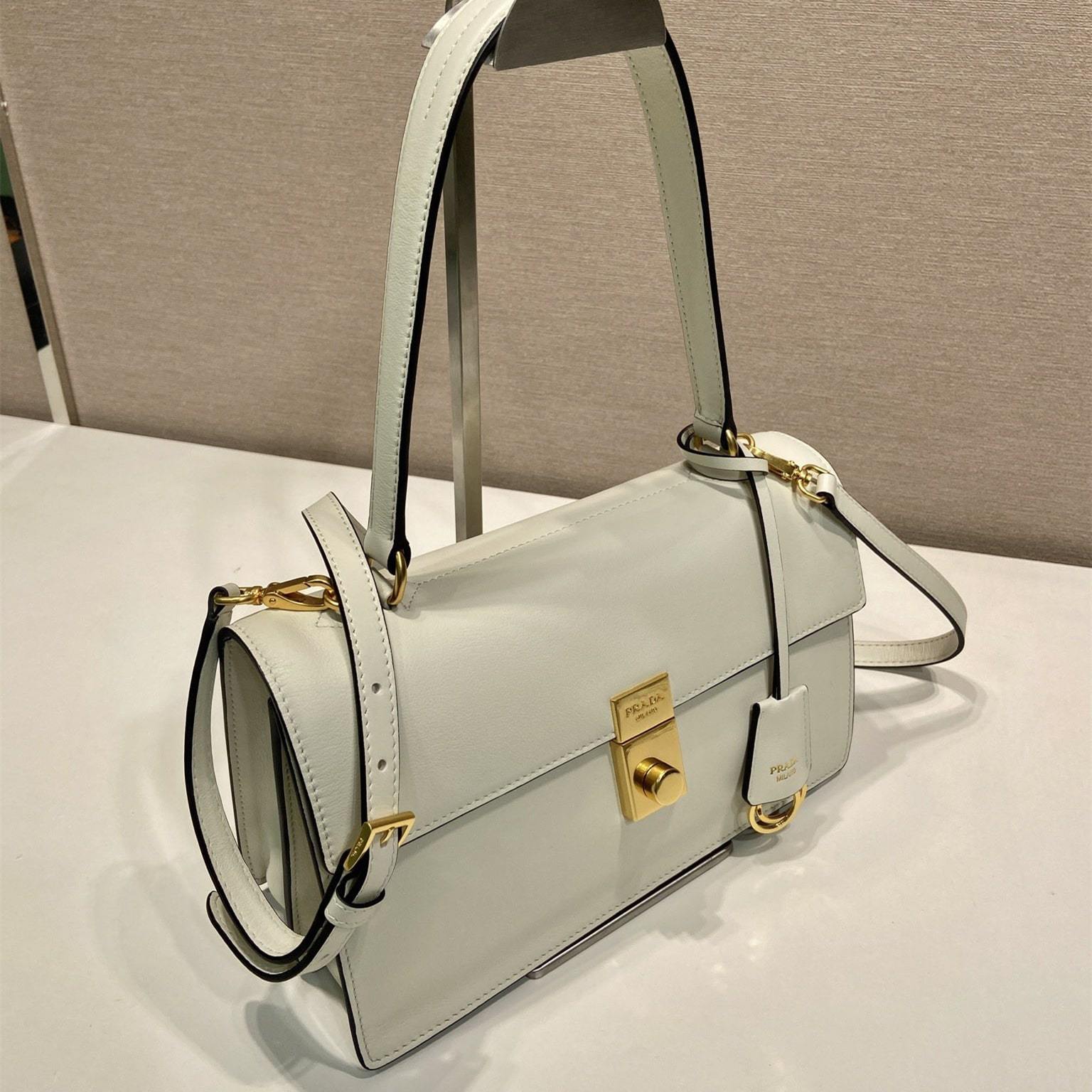 高仿Prada*SoftSound系列1BN023斜挎包白色中號免檢版