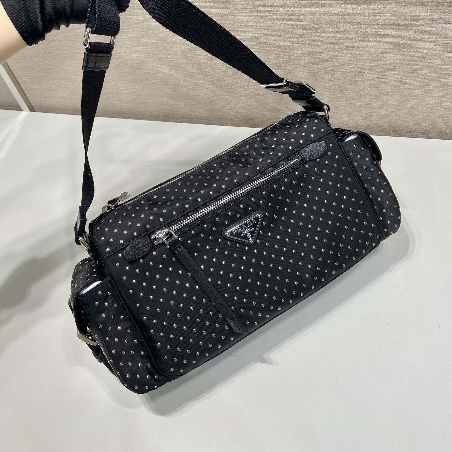 高仿Prada*RE-Nylon系列1BC236鉚釘斜挎包黑色免檢版