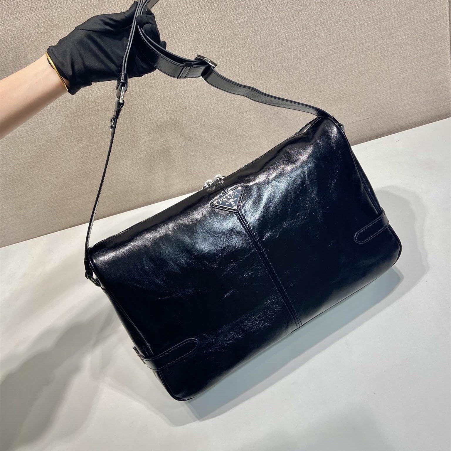 高仿Prada*2VH187小牛蠟皮男士郵差包黑色大號免檢版