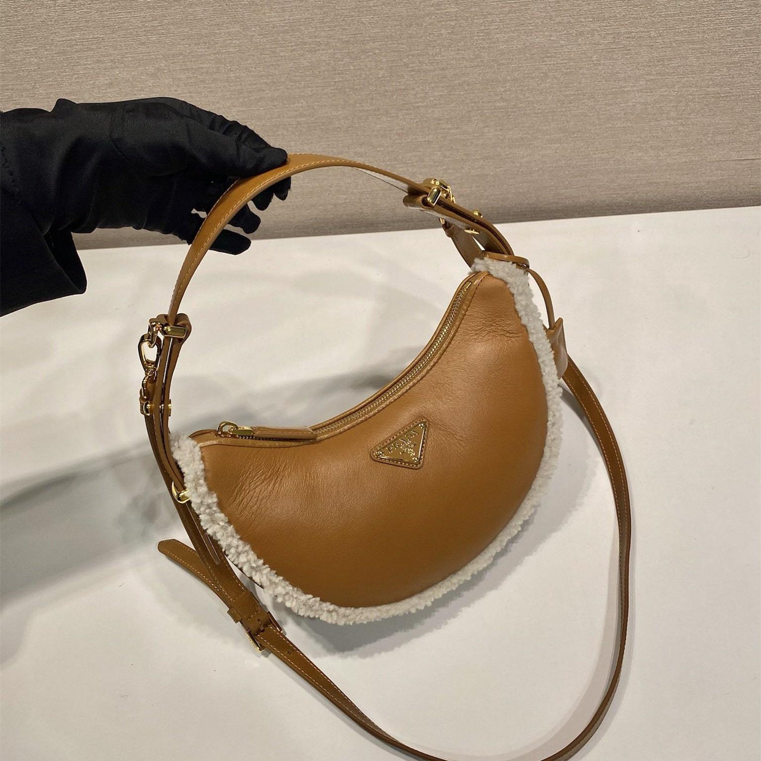 高仿Prada*Moon系列1BC194小羊皮半月包干邑色免檢版