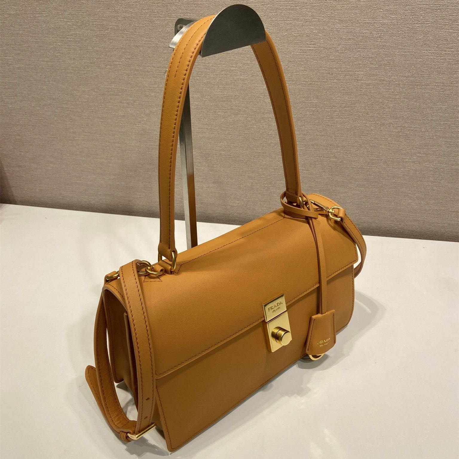 高仿Prada*SoftSound系列1BN023斜挎包琥珀色中號免檢版