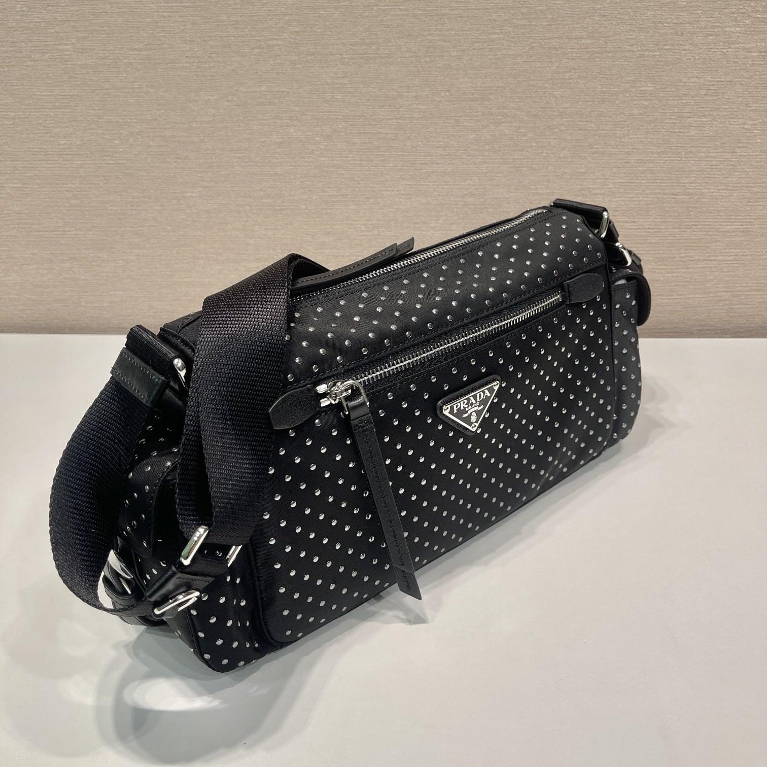 高仿Prada*RE-Nylon系列1BC236鉚釘斜挎包黑色免檢版