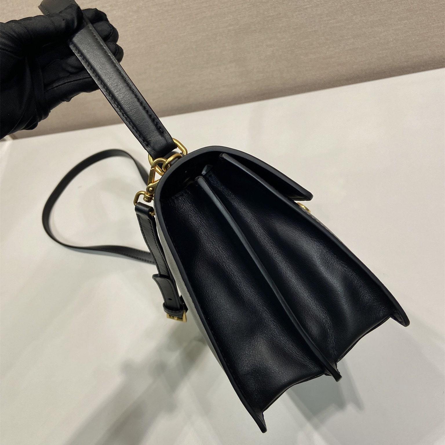 高仿Prada*SoftSound系列1BN023斜挎包黑色中號免檢版