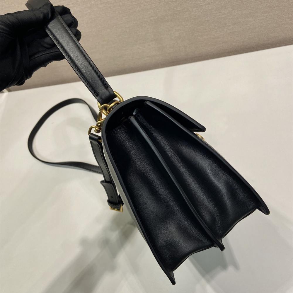 高仿Prada*SoftSound系列1BN023斜挎包黑色中號免檢版